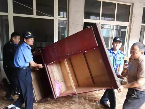 【灾后重建看爱心】章丘区城市管理局 相公庄中队携手爱心企业送温暖