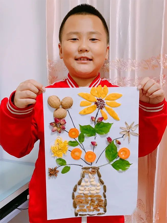 一幅幅精美的谷物画,展现出了秋天丰收的喜悦,绘制出了壮丽的"硕果图"