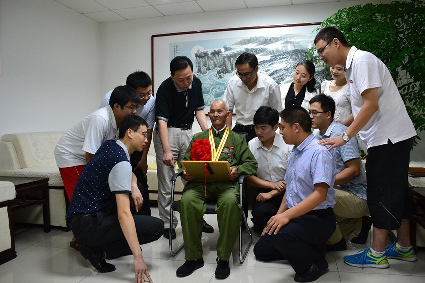 邀请抗战老兵讲述革命故事  