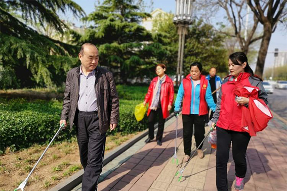 卫健局志愿者开展志愿者助力国家卫生城市复审志愿服务活动