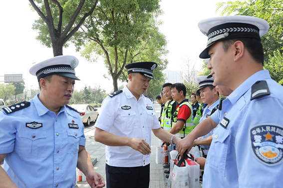 王纯阁局长亲切慰问一线执勤交警及创城志愿者