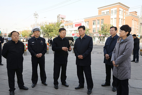 区委书记马保岭现场调度文明城市创建迎评工作