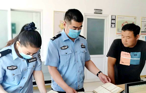 章丘户籍窗口翻阅30年老档案为民解忧